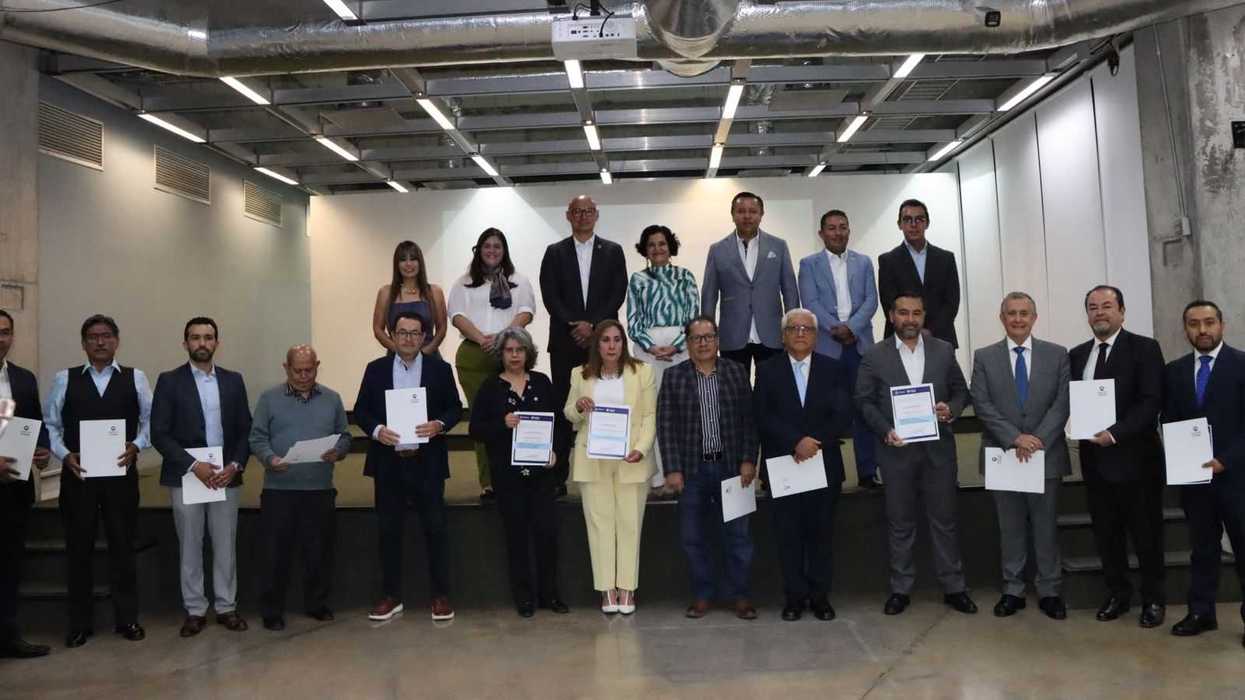 Autoridades de la Secretaría de la Contraloría de Querétaro y titulares de despachos de auditoría externa durante la entrega de designaciones para la dictaminación de estados financieros 2026.