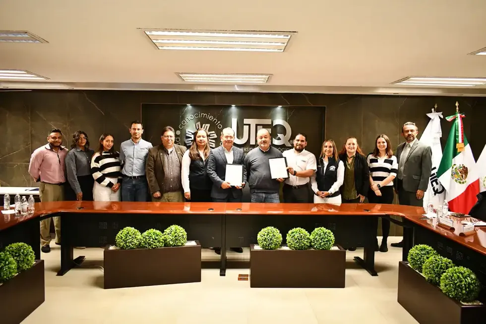 Autoridades de la UTEQ y directivos de TREMEC posan tras la firma del convenio de colaboraci\u00f3n.