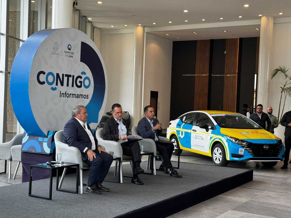 Autoridades de Quer\u00e9taro presentan nuevas concesiones de taxi junto a una unidad QroTaxi durante conferencia.