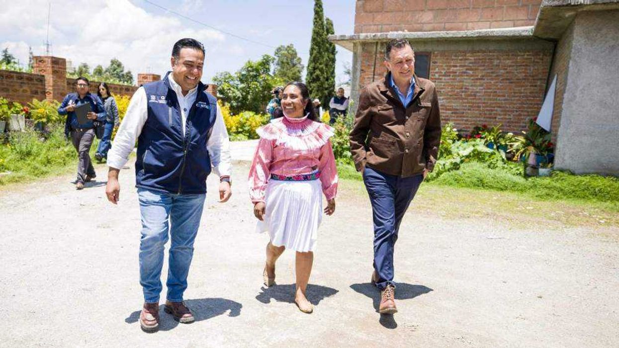 Autoridades de Querétaro durante la entrega de apoyos alimentarios este martes en Amealco de Bonfil.