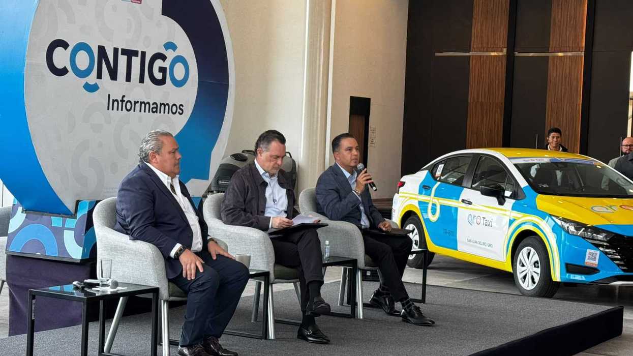 Autoridades de Querétaro presentan nuevas concesiones de taxi junto a una unidad QroTaxi durante conferencia.