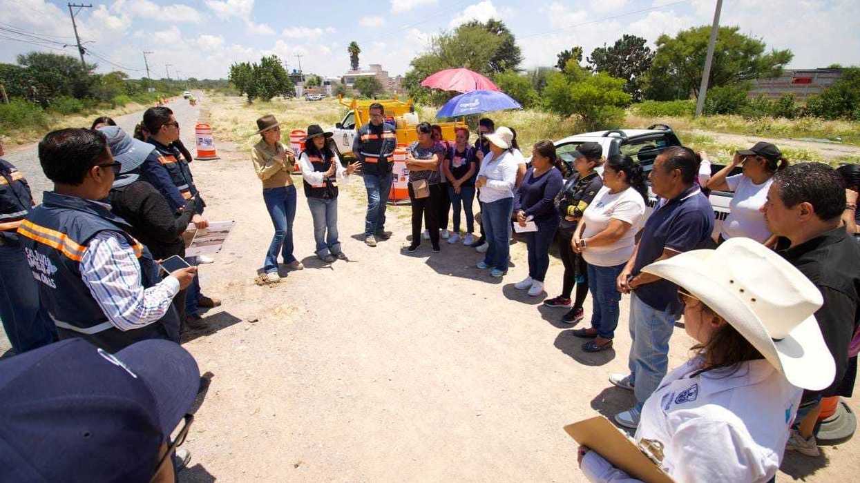 Autoridades de San Juan del Río y vecinos recorren el Antiguo Camino Nacional durante el inicio de su rehabilitación.