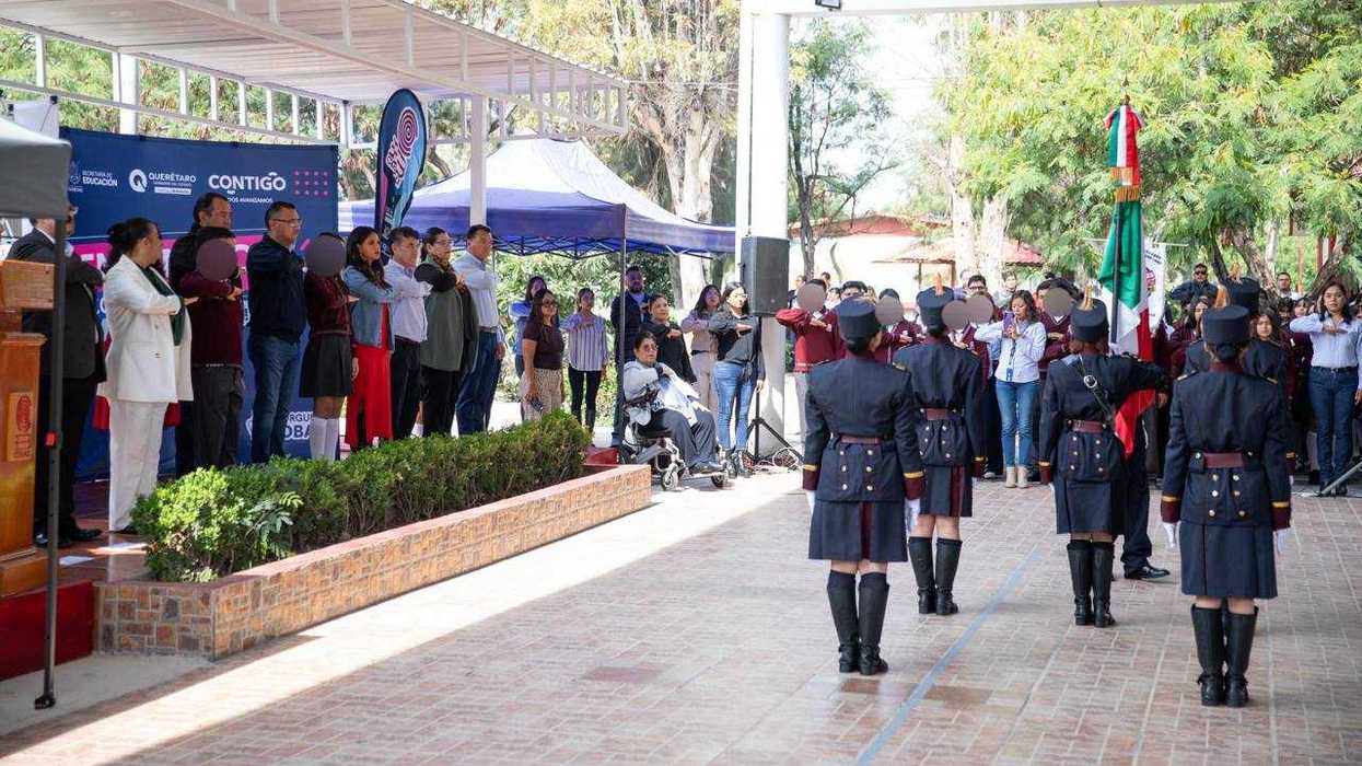 Autoridades del COBAQ y del municipio de San Juan del Río encabezan la ceremonia de arranque del Bachillerato Incluyente en el plantel 10, con escolta de honor durante los honores a la bandera.