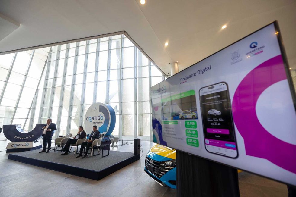 Autoridades del Gobierno de Quer\u00e9taro presentan el programa de nuevas concesiones de taxi durante la conferencia Contigo Informamos.