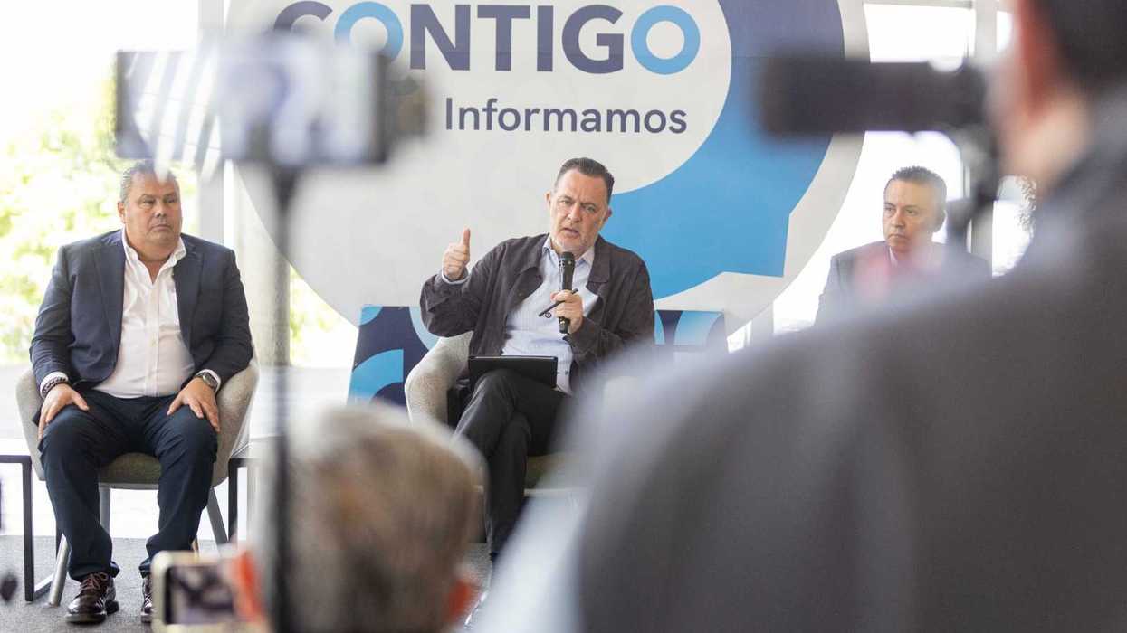 Autoridades del Gobierno de Querétaro presentan el programa de nuevas concesiones de taxi durante la conferencia Contigo Informamos.