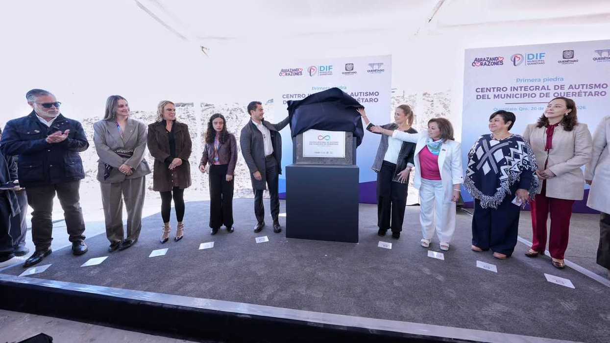 Autoridades descubren la placa de la primera piedra del Centro Integral de Autismo del Municipio de Querétaro