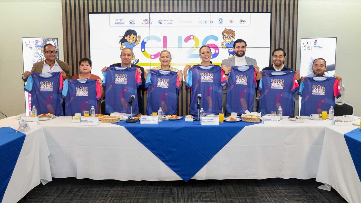 Autoridades educativas y deportivas de Querétaro muestran la playera oficial de la Carrera USEBEQ 2026