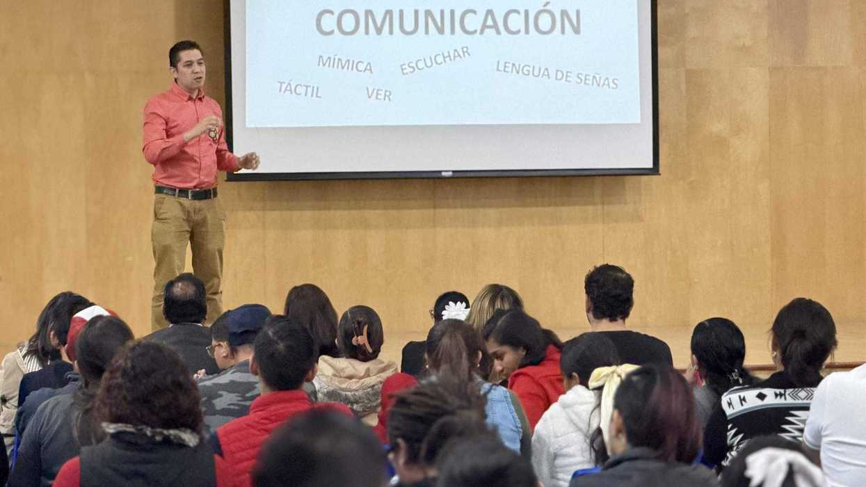 Autoridades educativas y familias reunidas en conferencia sobre inclusión de personas sordas en CAM Helen Keller Querétaro.
