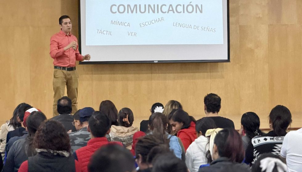 Autoridades educativas y familias reunidas en conferencia sobre inclusión de personas sordas en CAM Helen Keller Querétaro.