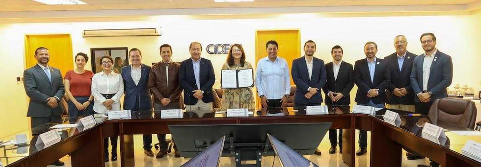 Autoridades educativas y rectores firman el convenio de colaboraci\u00f3n en una mesa con documentos