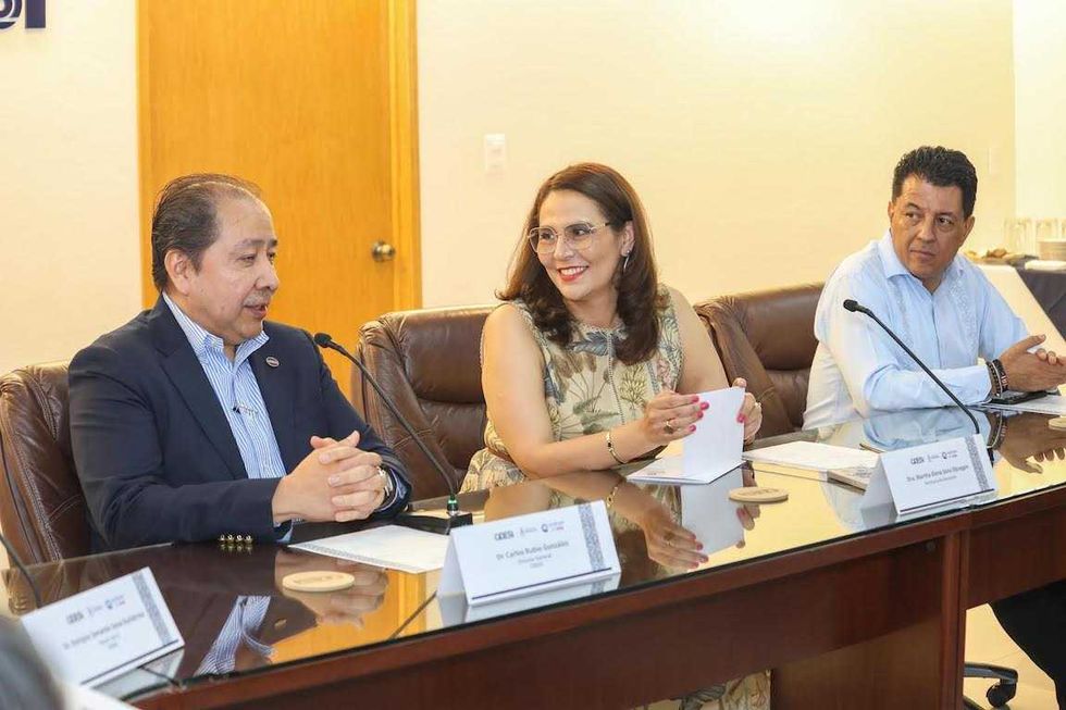 Autoridades educativas y rectores firman el convenio de colaboraci\u00f3n en una mesa con documentos