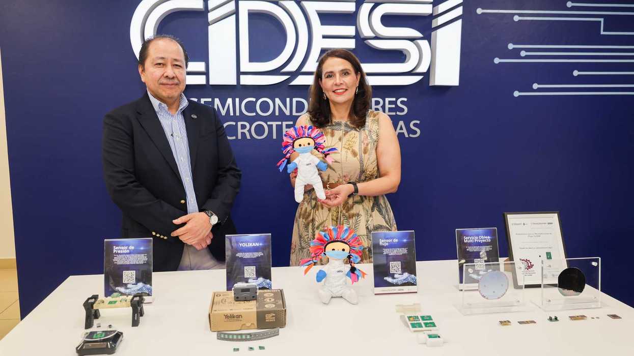 Autoridades educativas y rectores firman el convenio de colaboración en una mesa con documentos