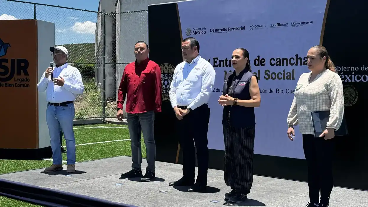 Autoridades en el escenario durante el acto inaugural de las canchas del programa Mundial Social 2026 en San Juan del Río, Querétaro