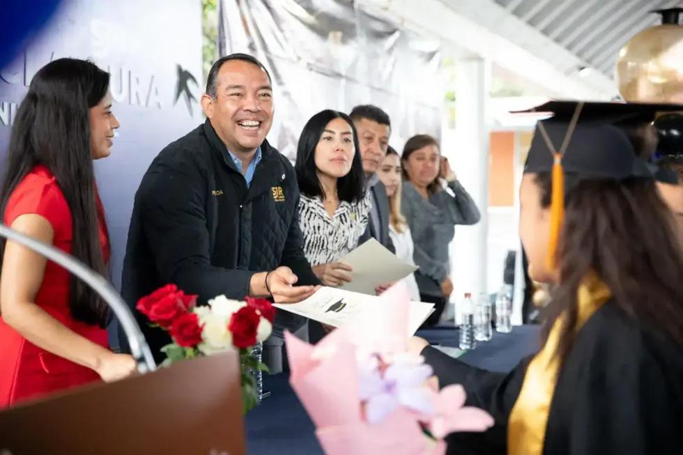 Autoridades entregan diploma a estudiante de primaria Benito Ju\u00e1rez