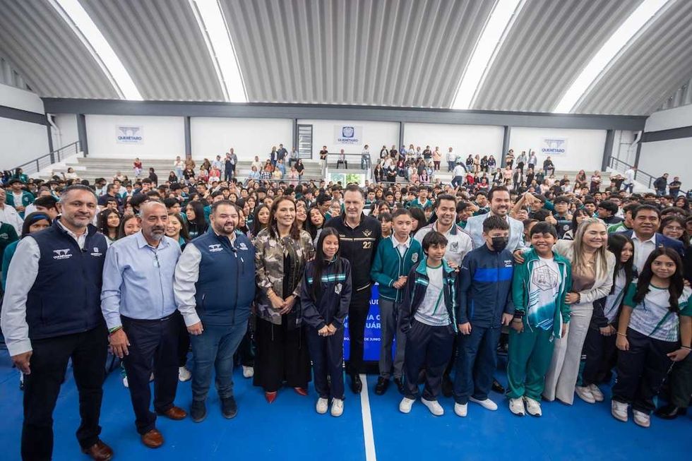 Autoridades entregan el nuevo auditorio de la Secundaria Benito Ju\u00e1rez en Quer\u00e9taro.