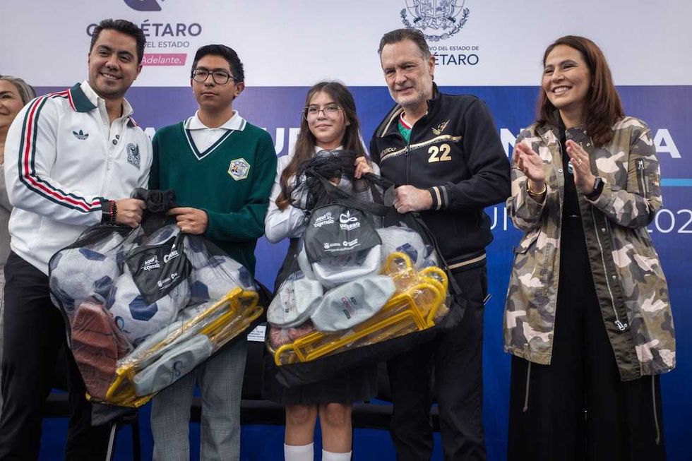 Autoridades entregan el nuevo auditorio de la Secundaria Benito Ju\u00e1rez en Quer\u00e9taro.
