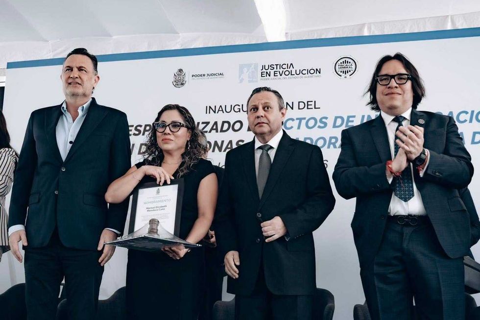 Autoridades entregan un nombramiento a una nueva persona juzgadora durante la inauguraci\u00f3n del Juzgado Especializado en Actos de Investigaci\u00f3n en Quer\u00e9taro.