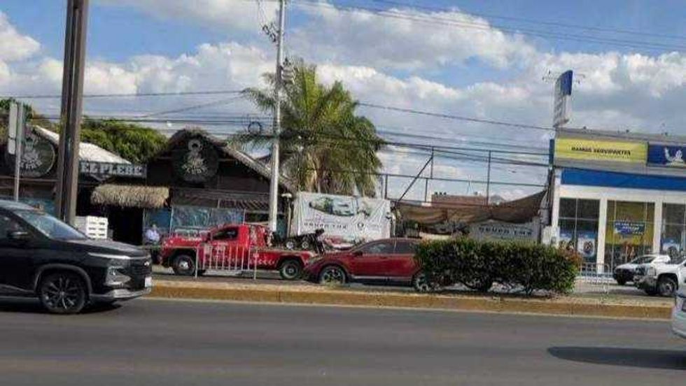 Autoridades estatales desalojan comercios irregulares en Paseo Constituyentes de Corregidora, Querétaro.