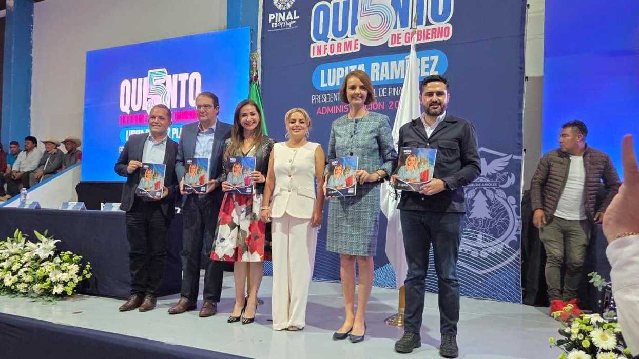 Autoridades estatales, legislativas y municipales posan con el ejemplar del quinto informe de gobierno de Lupita Ramírez en Pinal de Amoles.