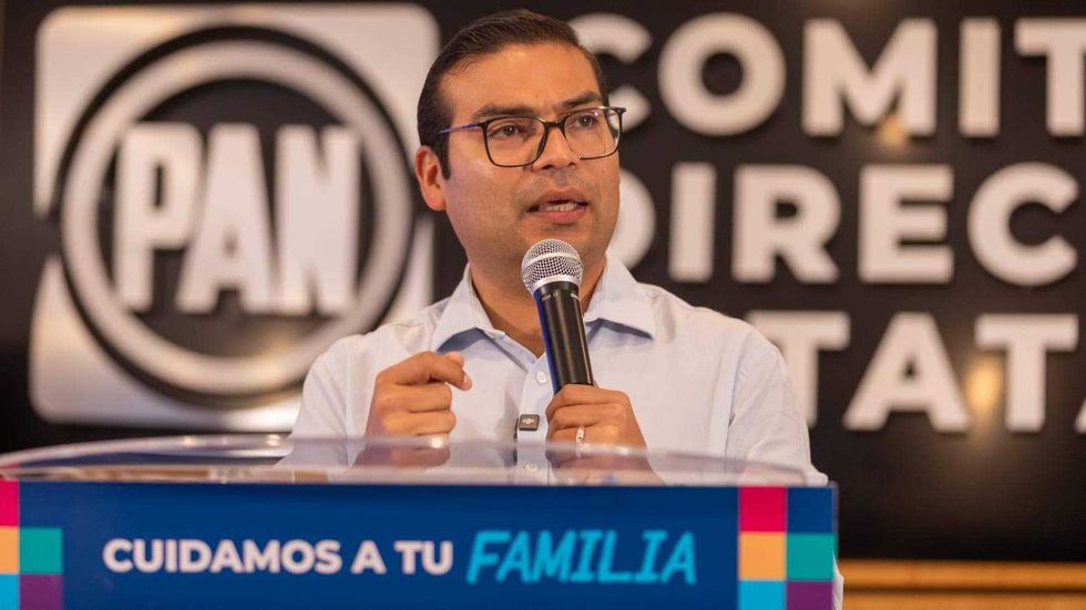 Autoridades estatales trabajan en la rehabilitación de caminos y retiro de 3 mil metros cúbicos de material en la sierra queretana.