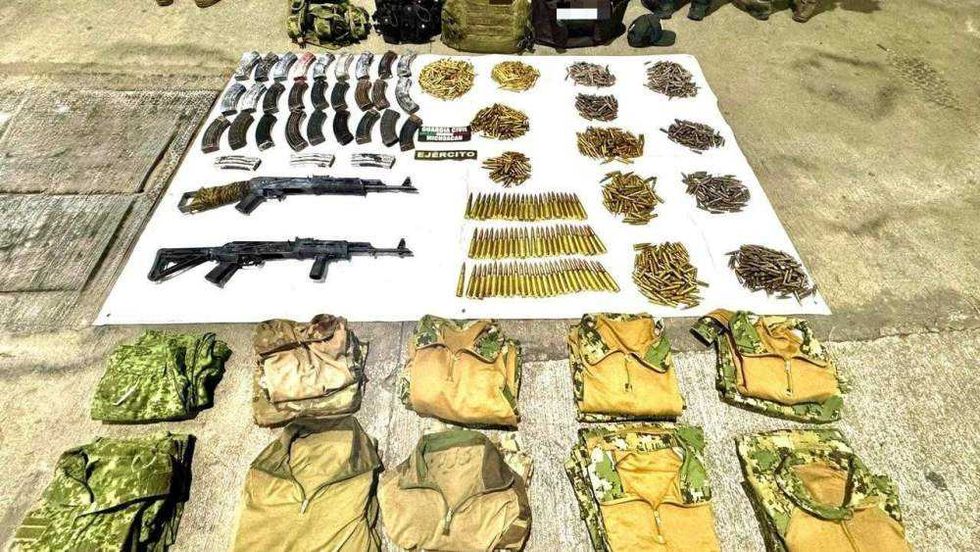 Autoridades estatales y federales aseguraron tres camionetas robadas, rifles y más de 1,600 cartuchos vinculados al CJNG en operativo coordinado en Zinapécuaro, Michoacán.
