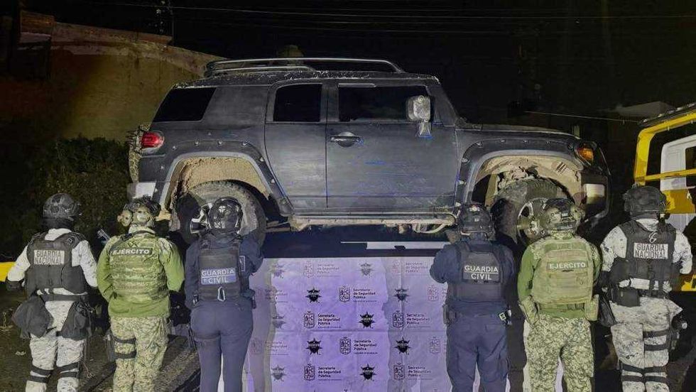 Autoridades estatales y federales aseguraron tres camionetas robadas, rifles y más de 1,600 cartuchos vinculados al CJNG en operativo coordinado en Zinapécuaro, Michoacán.