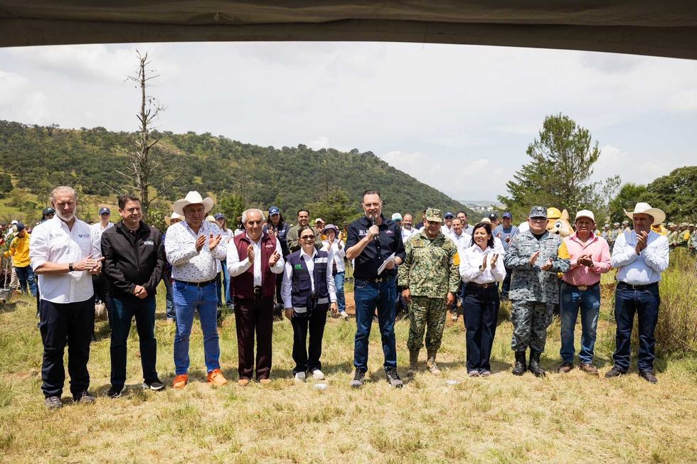 Autoridades estatales y federales durante el arranque de la Jornada Nacional de Reforestaci\u00f3n en Amealco de Bonfil, Quer\u00e9taro