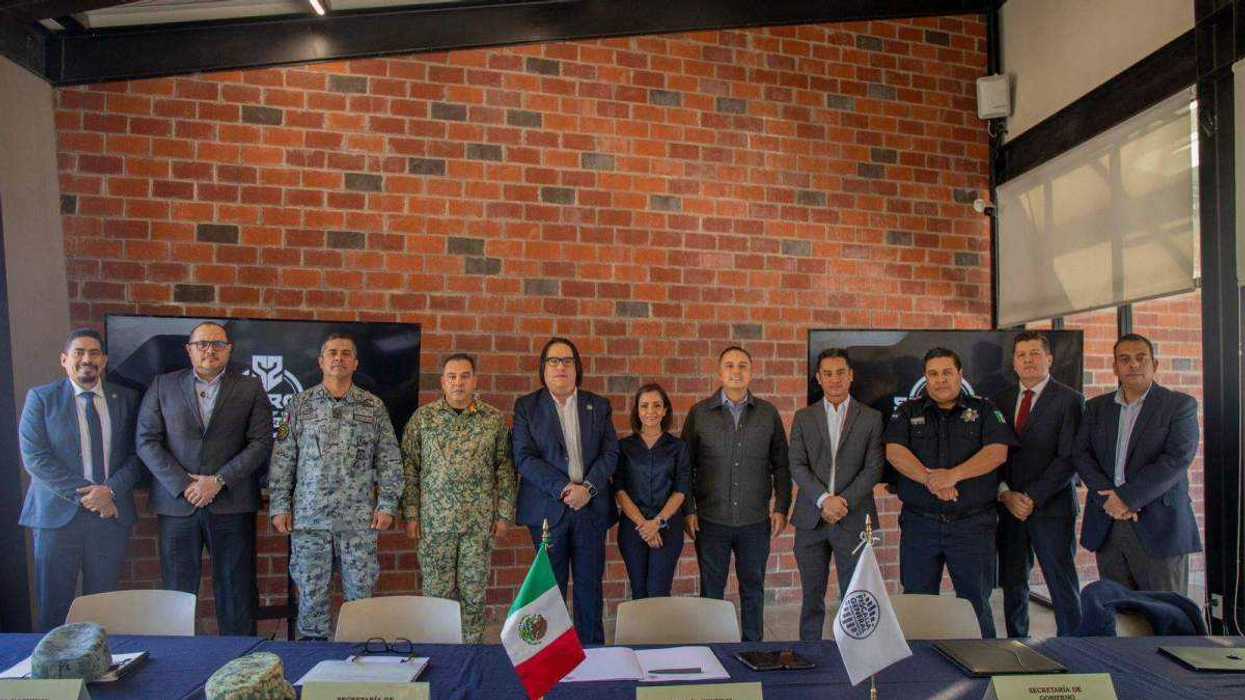 Autoridades estatales y federales durante sesión de la Mesa de la Paz en Querétaro. Reportan disminución de 30% en delitos patrimoniales.