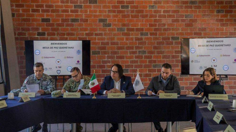 Autoridades estatales y federales durante sesión de la Mesa de la Paz en Querétaro. Reportan disminución de 30% en delitos patrimoniales.