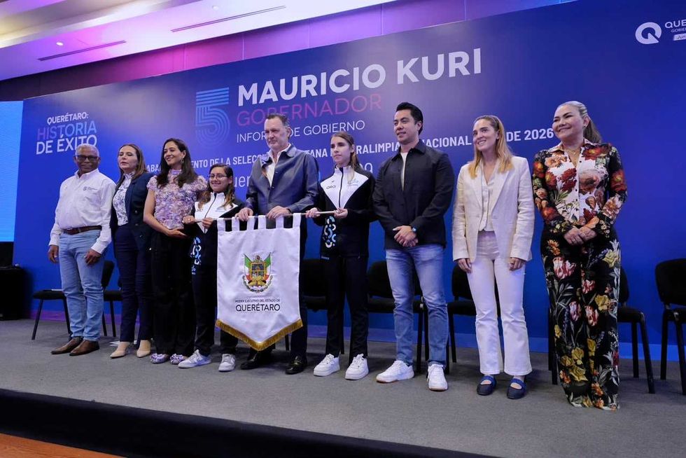 Autoridades estatales y municipales entregan el pend\u00f3n oficial a la Selecci\u00f3n Queretana de Paralimpiada Nacional CONADE 2026 durante el acto de abanderamiento.