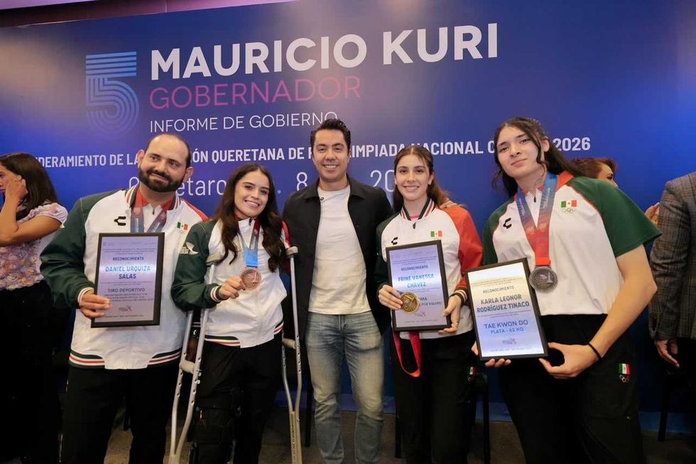 Autoridades estatales y municipales entregan el pend\u00f3n oficial a la Selecci\u00f3n Queretana de Paralimpiada Nacional CONADE 2026 durante el acto de abanderamiento.