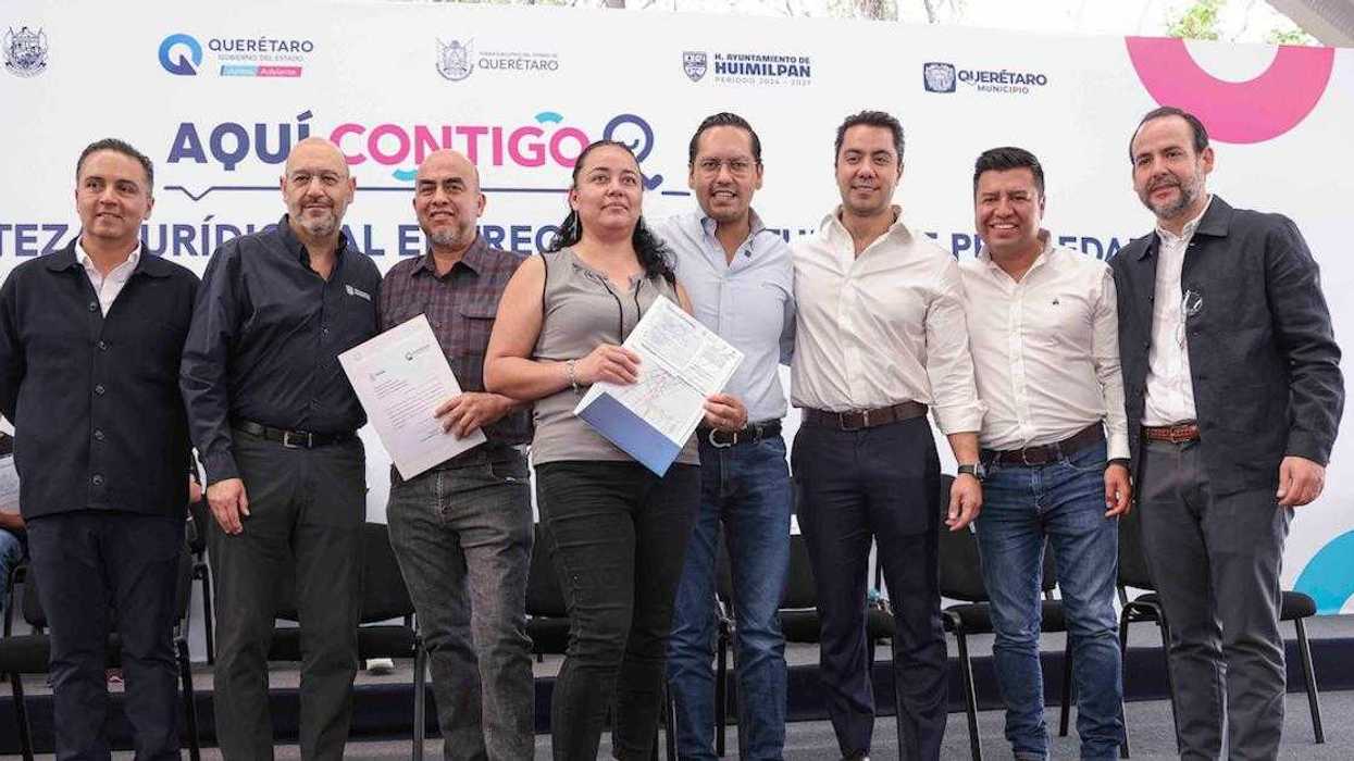 Autoridades estatales y municipales entregan títulos de propiedad a familias de la zona metropolitana de Querétaro.