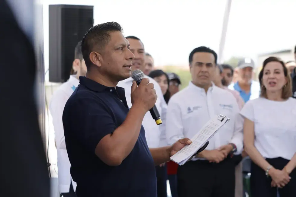 Autoridades estatales y municipales entregaron la urbanizaci\u00f3n de la calle Emiliano Zapata, en la colonia Guadalupe de Las Pe\u00f1as, en San Juan del R\u00edo.