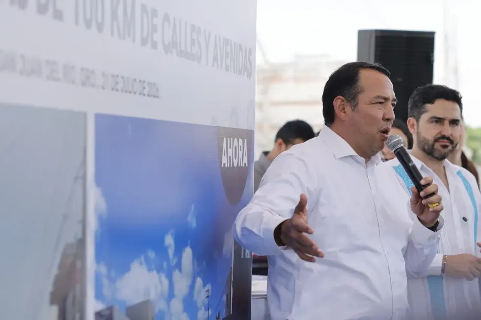 Autoridades estatales y municipales entregaron la urbanizaci\u00f3n de la calle Emiliano Zapata, en la colonia Guadalupe de Las Pe\u00f1as, en San Juan del R\u00edo.