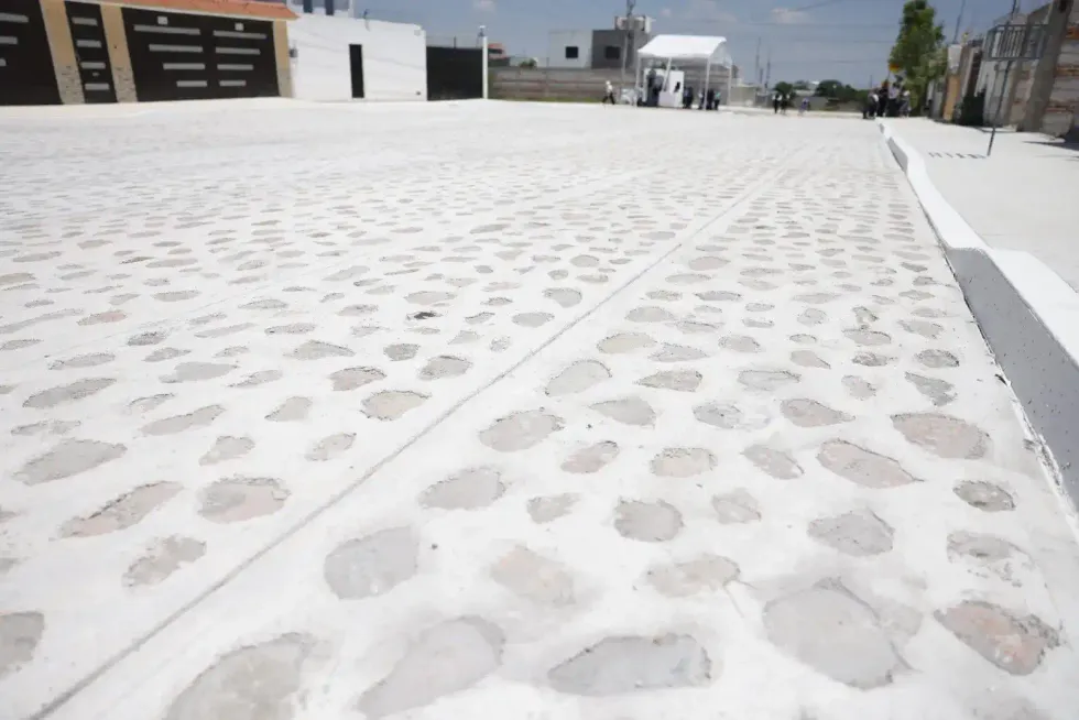 Autoridades estatales y municipales entregaron la urbanizaci\u00f3n de la calle Emiliano Zapata, en la colonia Guadalupe de Las Pe\u00f1as, en San Juan del R\u00edo.