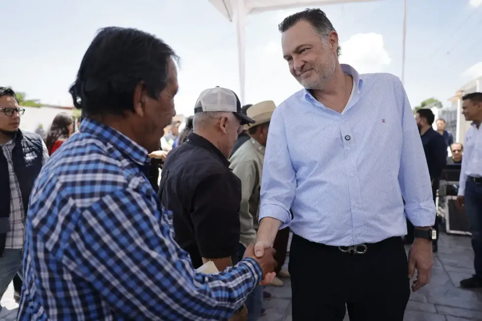 Autoridades estatales y municipales entregaron la urbanizaci\u00f3n de la calle Emiliano Zapata, en la colonia Guadalupe de Las Pe\u00f1as, en San Juan del R\u00edo.