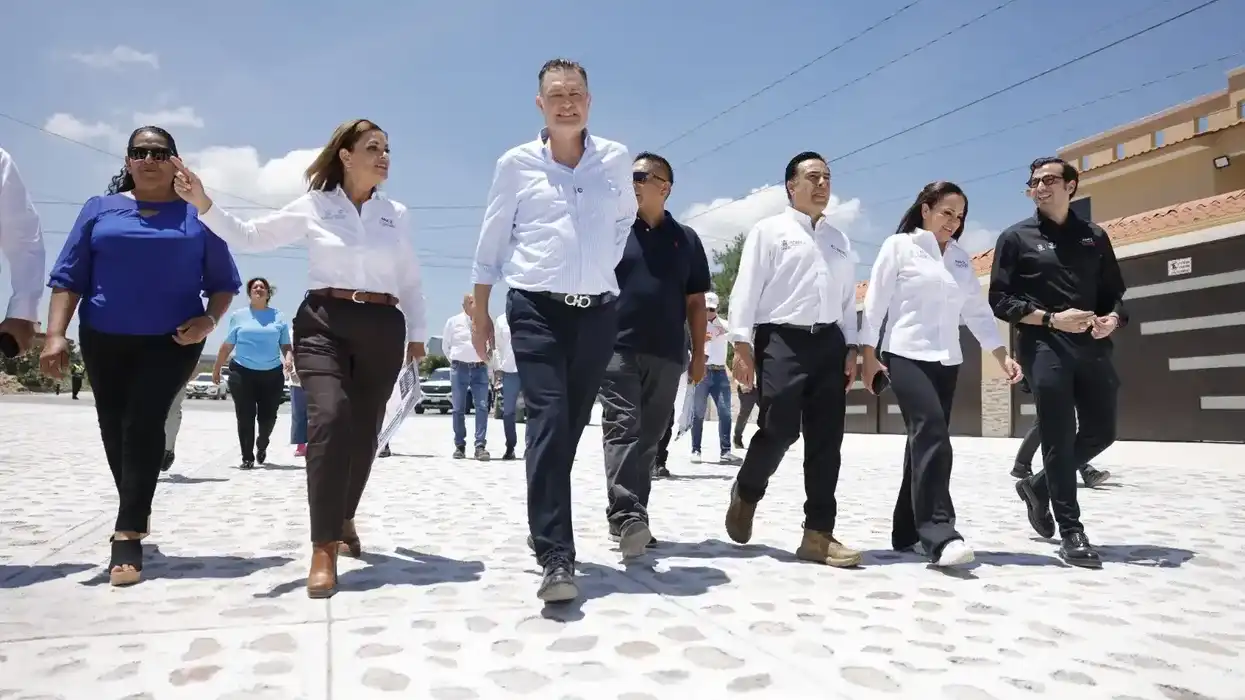 Autoridades estatales y municipales entregaron la urbanización de la calle Emiliano Zapata, en la colonia Guadalupe de Las Peñas, en San Juan del Río.