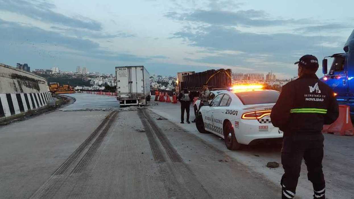 Autoridades federales cierran autopista México-Querétaro en Cuesta Bonita
