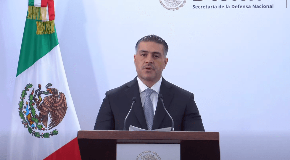 Autoridades federales coordinan investigación sobre el asesinato del alcalde Carlos Manzo en Michoacán, que derivó en la captura de líder de célula criminal.