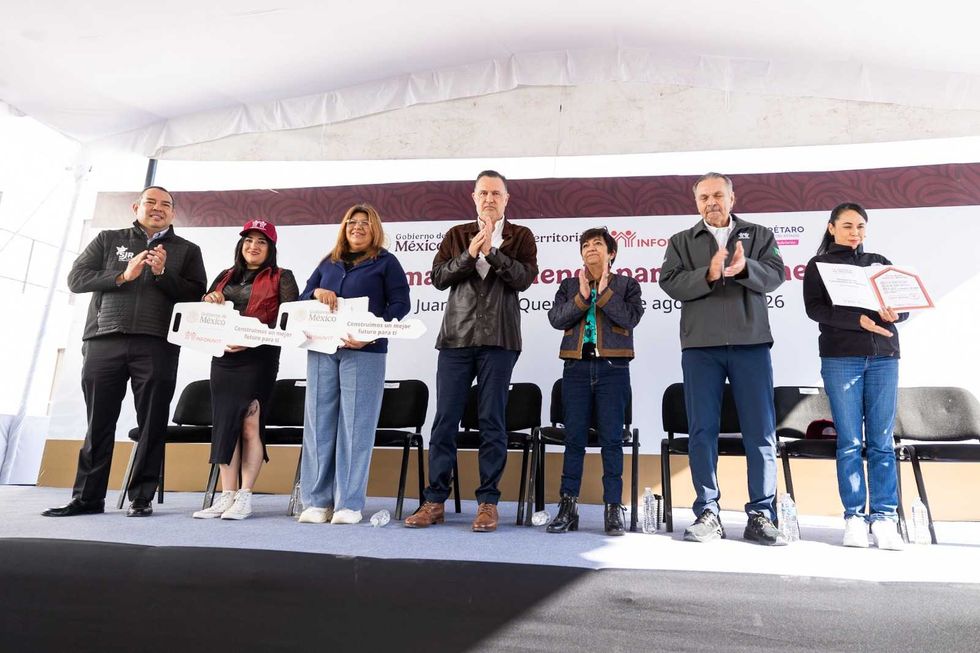Autoridades federales, estatales y municipales participan en la ceremonia de entrega de viviendas del Infonavit en San Juan del R\u00edo.