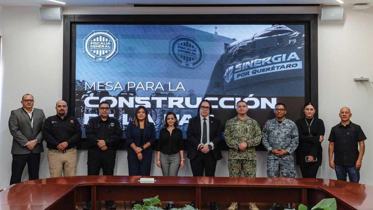 Autoridades federales y estatales durante la sesión de la Mesa para la Construcción de la Paz y la Seguridad en la Fiscalía de Querétaro.