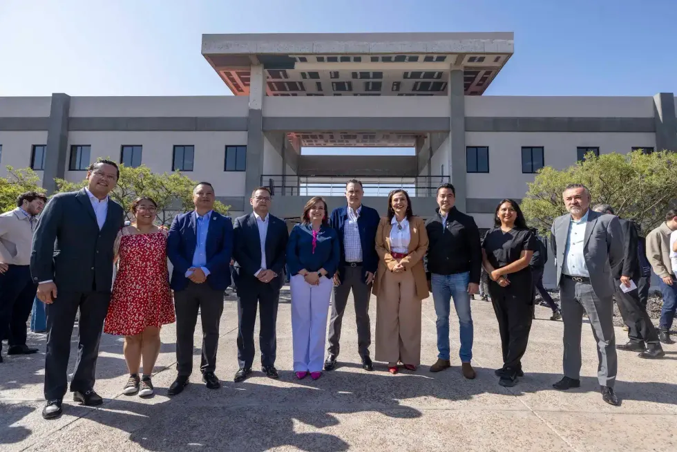Autoridades frente al edificio del plantel 17 de Bachilleres UAQ en Campus Aeropuerto, Quer\u00e9taro, agosto 2026.