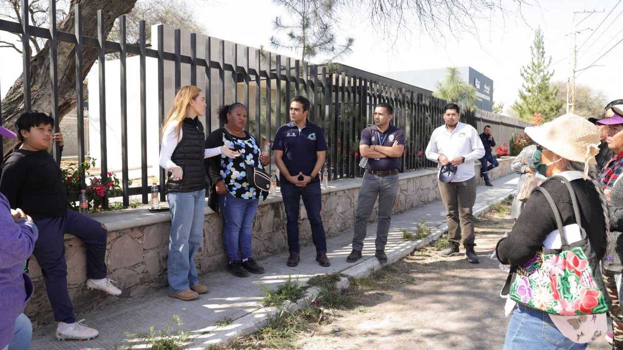 Autoridades inspeccionan Cerrito Colorado por malos olores.