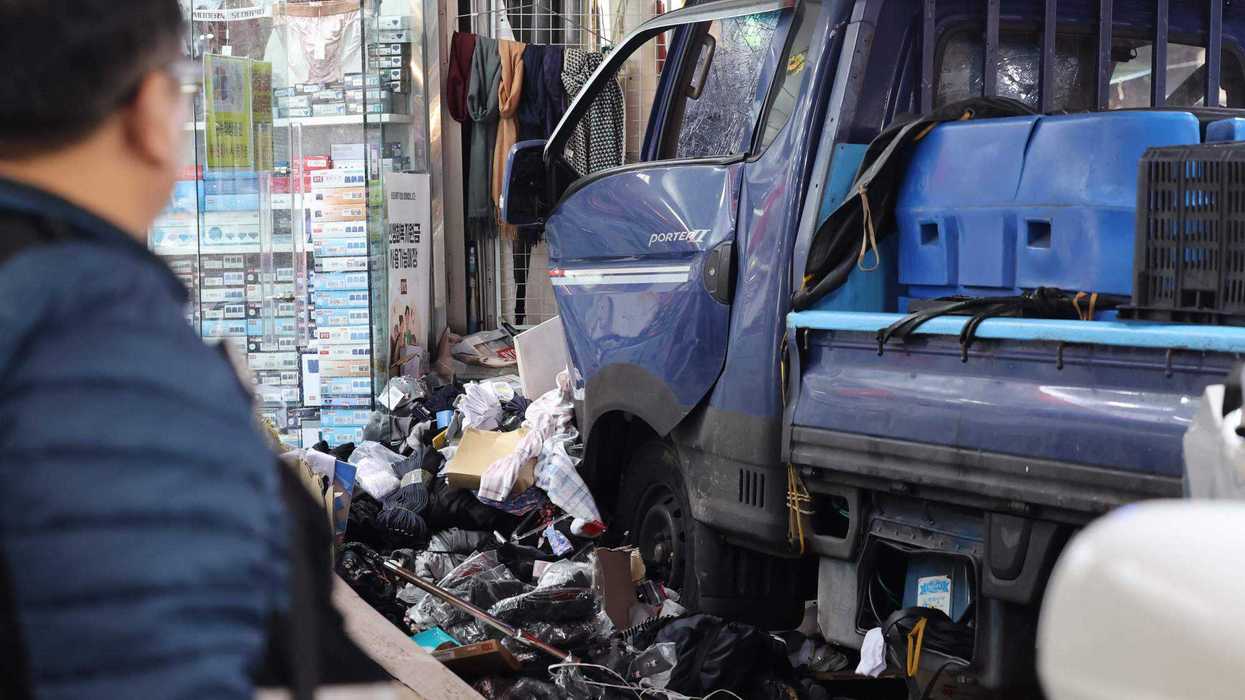 Autoridades investigan el camión que arrolló a peatones en un mercado de Bucheon, Corea del Sur. AP.
