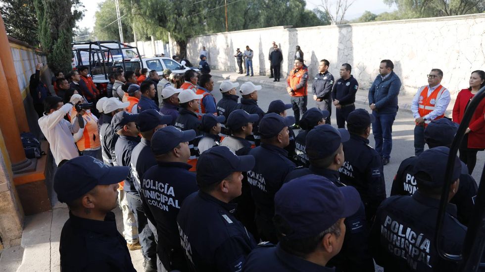Autoridades municipales de Col\u00f3n, polic\u00edas y personal de protecci\u00f3n civil, en el arranque del operativo de D\u00eda de Muertos