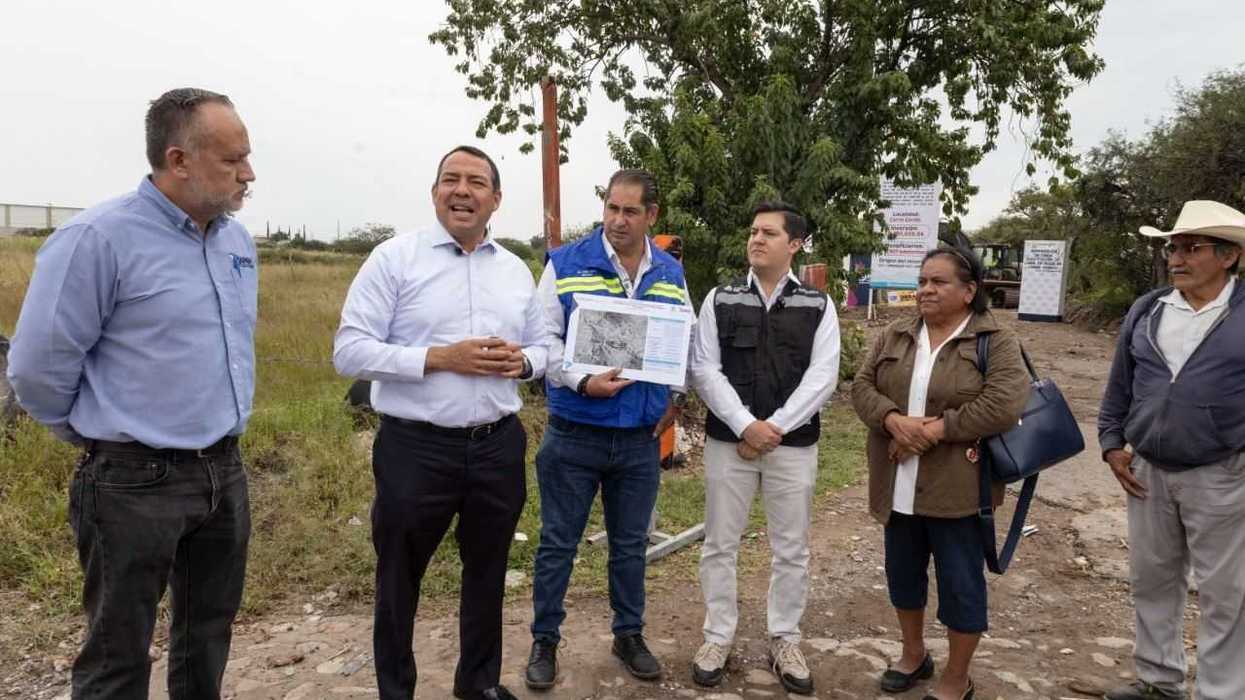 Autoridades municipales, de JAPAM y de la Conagua revisan planos durante un recorrido de supervisión de obras de agua potable en San Juan del Río.