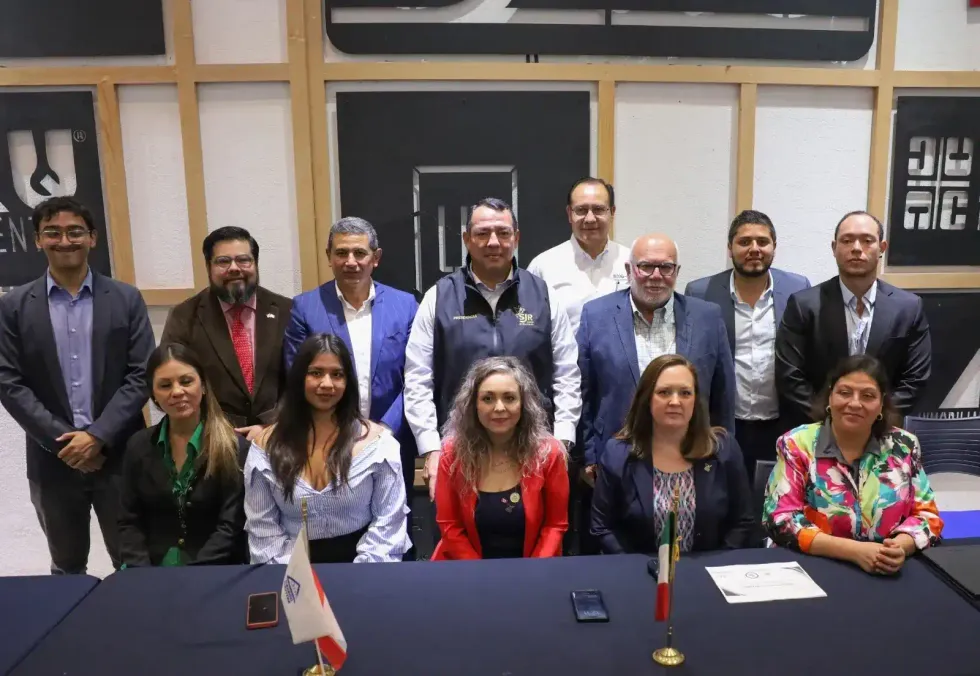 Autoridades municipales, dirigentes de Canaco Servytur y representantes educativos posan durante la rueda de prensa sobre la relaci\u00f3n con Windsor.