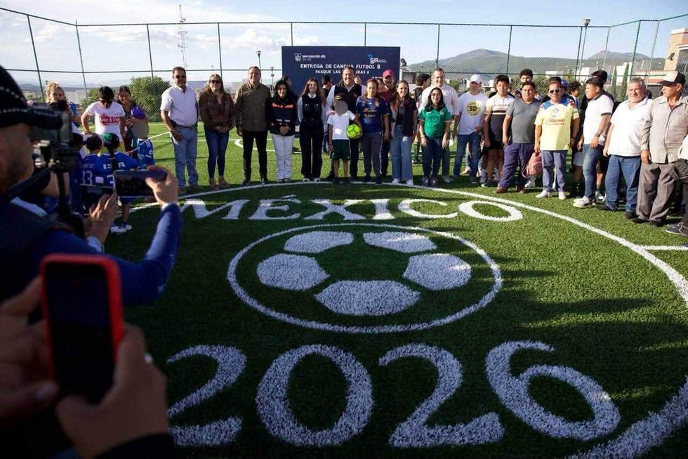 Autoridades municipales, estatales y federales encabezan la entrega de la cancha de f\u00fatbol 5 en el Parque Las Haciendas 6, San Juan del R\u00edo.
