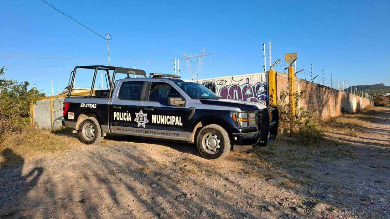 Autoridades municipales inspeccionan posible sustracción de combustible en estación de Pemex. Foto: SSPMSJR.