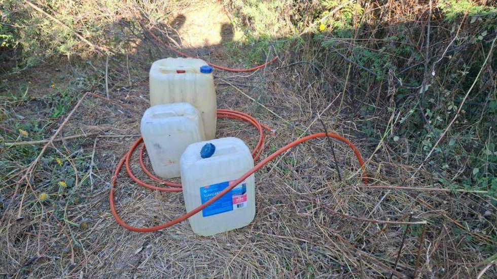 Autoridades municipales inspeccionan posible sustracción de combustible en estación de Pemex.